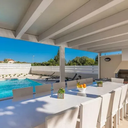 Marisol Вилла *